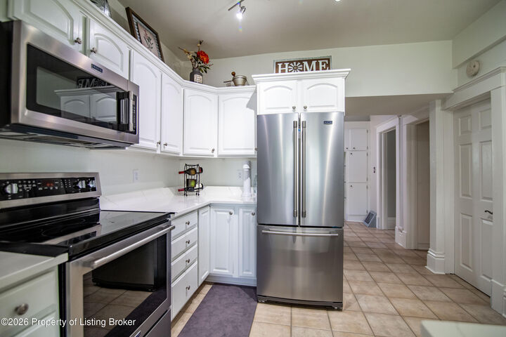 Property Photo:  413 Colfax Street  ND 58601 