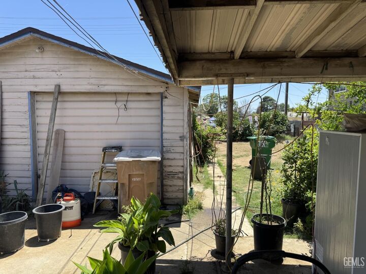 Property Photo:  715 Knotts Street  CA 93305 