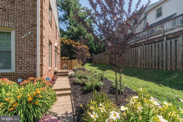 Property Photo: 5720 Crownleigh Court VA 22015