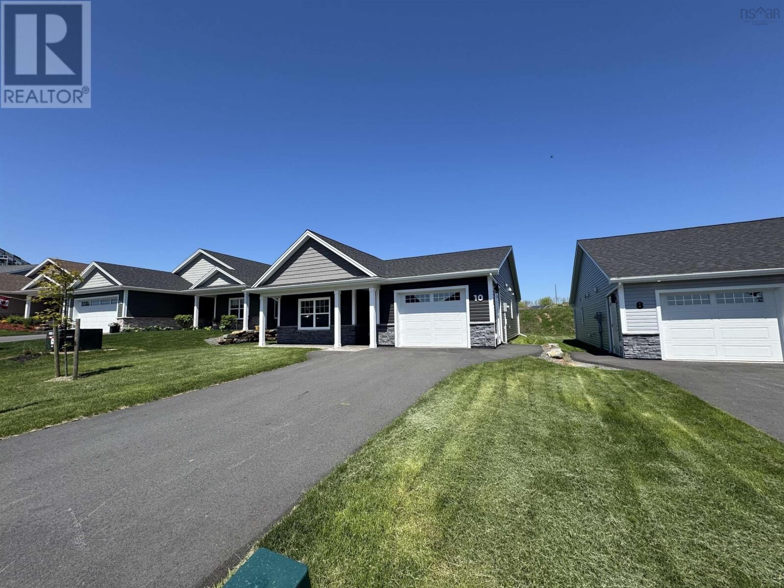 Property Photo: 10 Elizabeth Avenue NS B0N 2T0