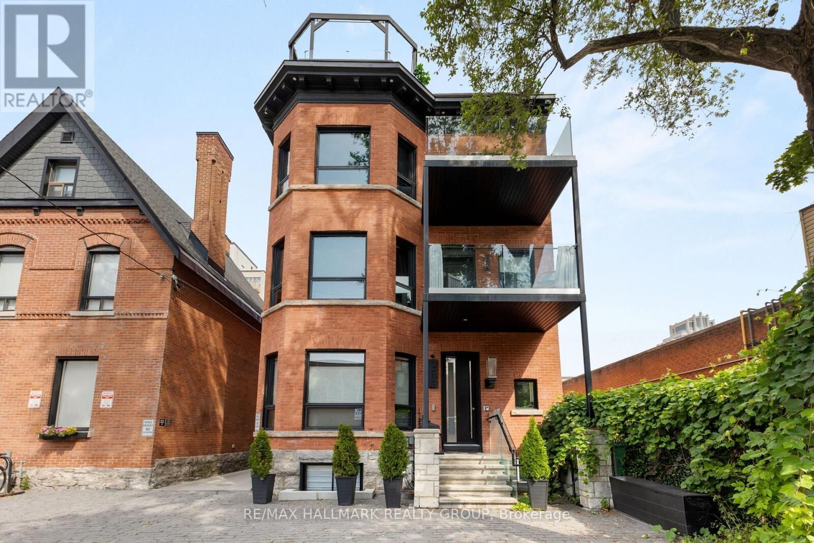 Property Photo: 201 Maclaren Street 2 ON K2P 0L4
