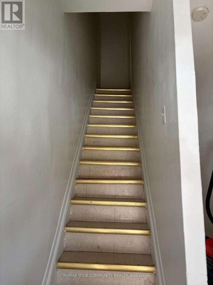 Property Photo: 214 Earlscourt Avenue ON M6E 4B1