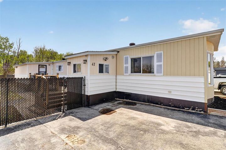 Property Photo:  47 Cedar Crescent  MB R1C 0G5 