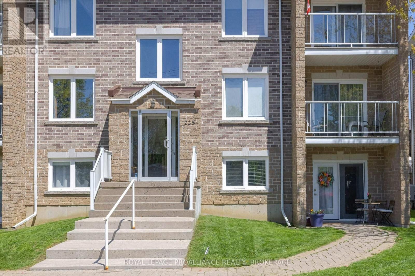 Property Photo:  225 Oak Street 2104  ON K7G 2R5 