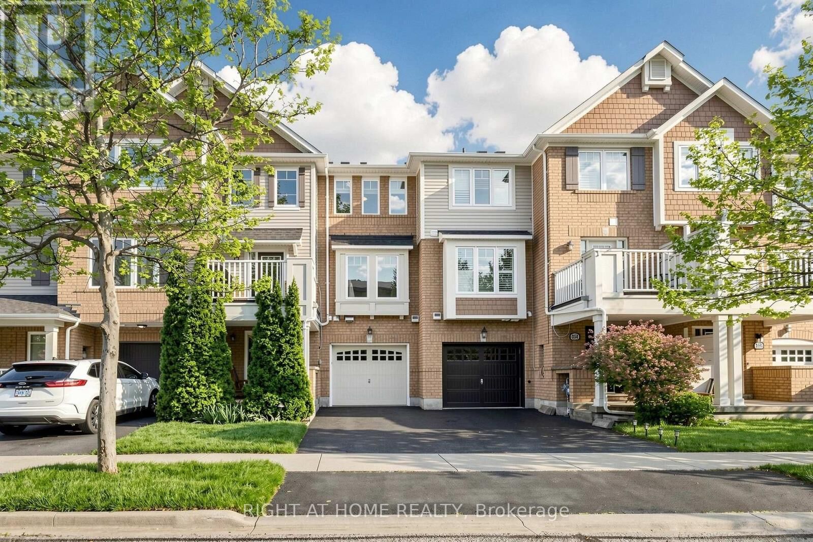 Property Photo: 252 Wetenhall Landing ON L9T 7B7