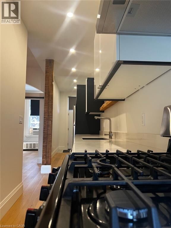 Property Photo:  158 Wellington Street South 1  ON L8N 2R4 