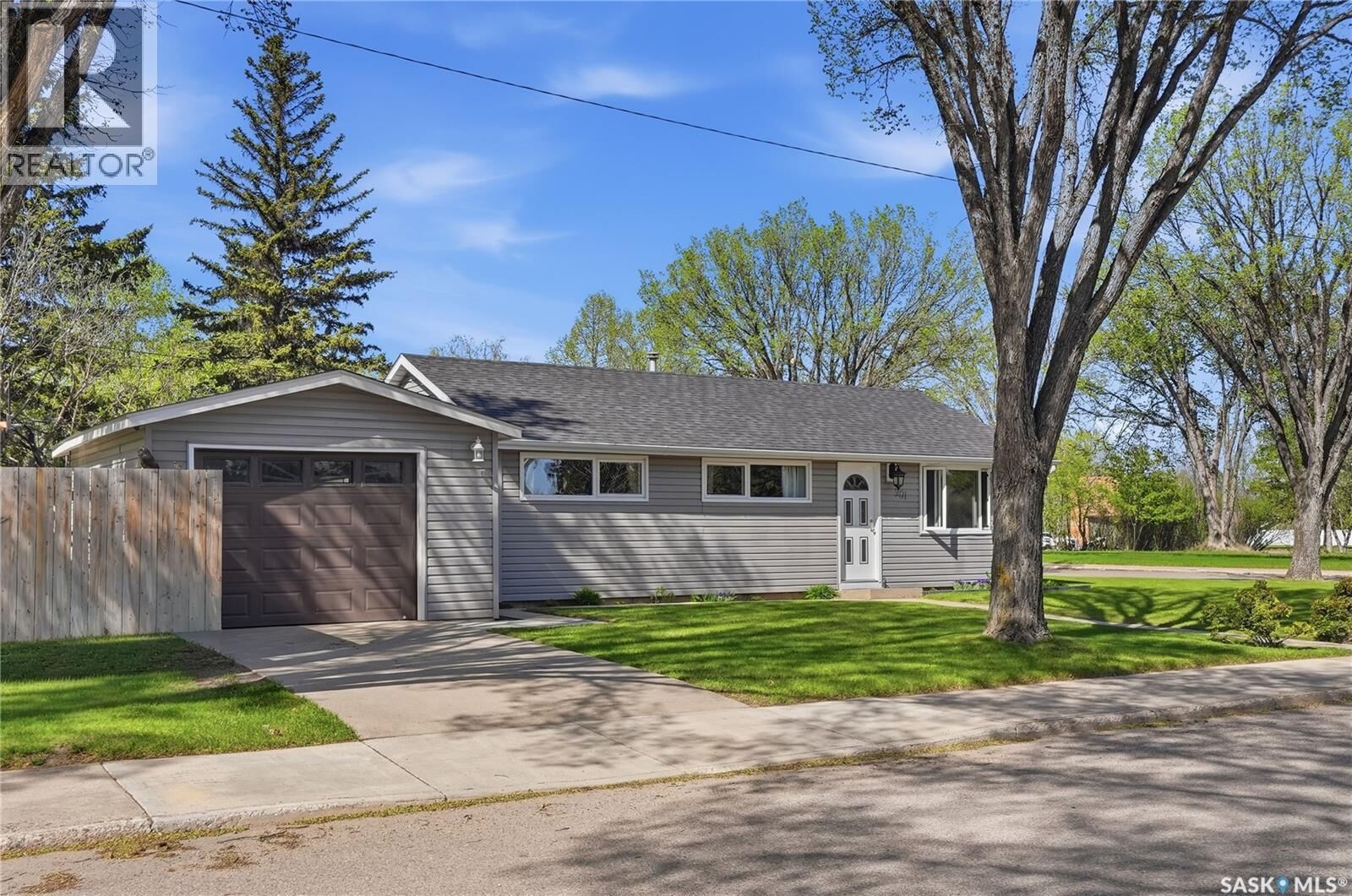 Property Photo:  901 R Avenue N  SK S7L 2Z4 