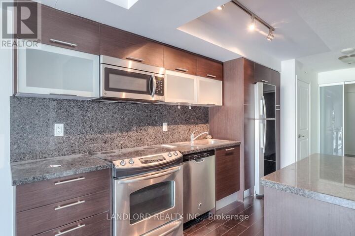 Property Photo:  386 Yonge Street 1816  ON M5B 0A5 