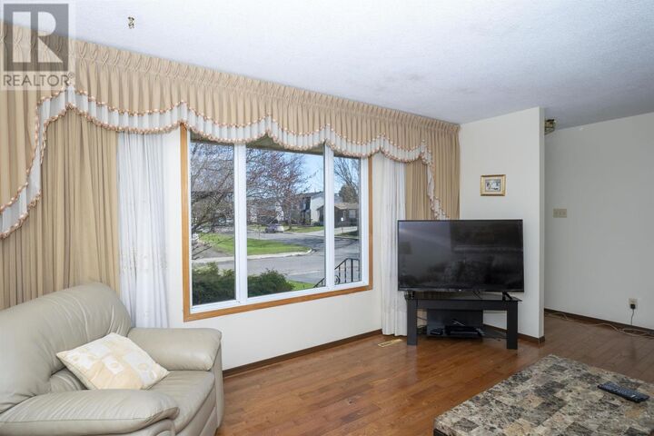 Property Photo: 232 Kensington Dr ON P7C 2A8