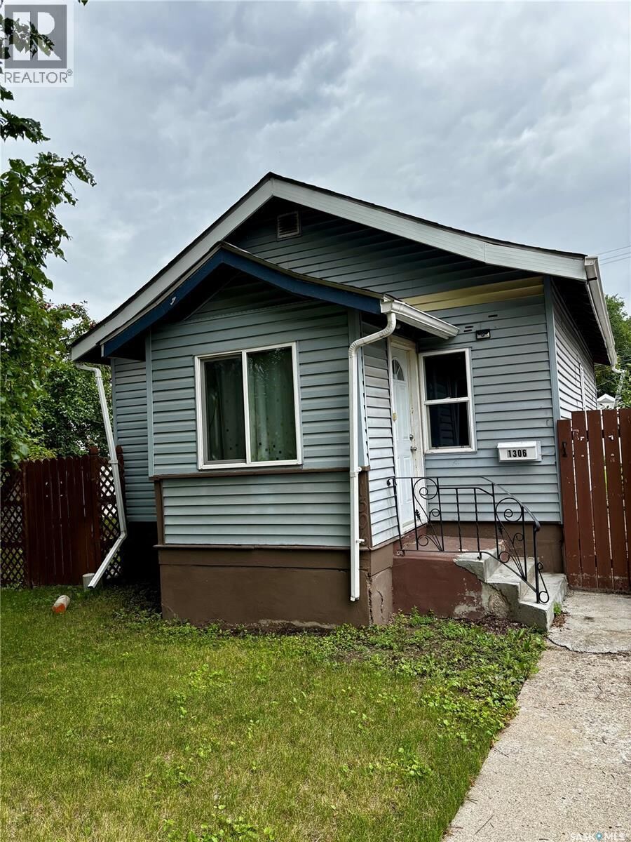 Property Photo:  1306 B Avenue N  SK S7L 1G5 