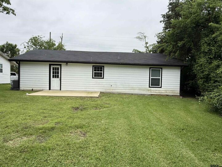 Property Photo:  704 Lillian St  TX 75169 