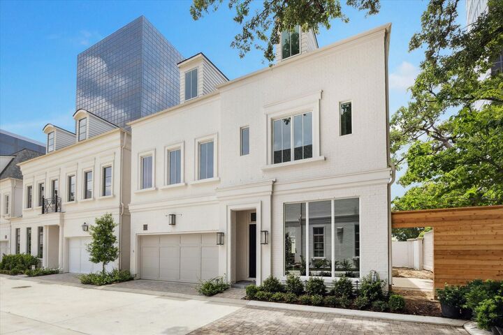 Property Photo: 5 Wentworth Green Way TX 77027