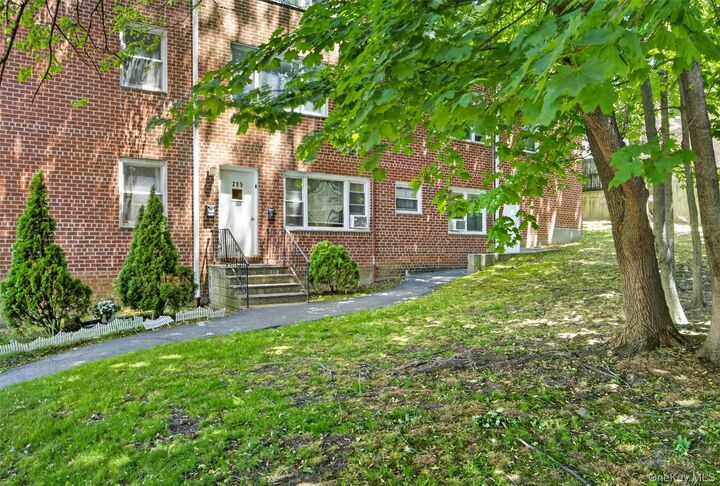 Property Photo:  205 W Post Road E-1-O  NY 10606 