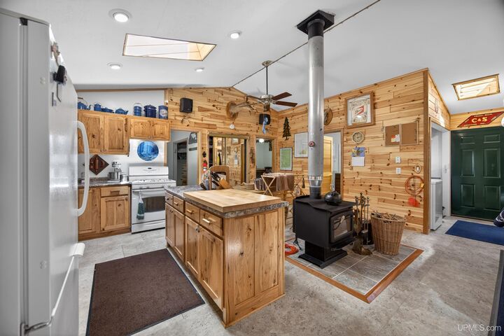 Property Photo:  49190 Upper Freda Shores Road  MI 49905 