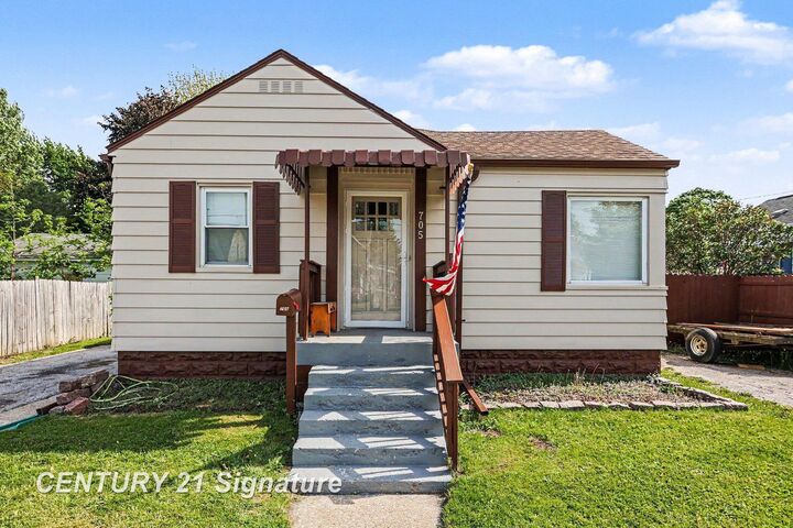 Property Photo:  705 W Jenny Street  MI 48706 