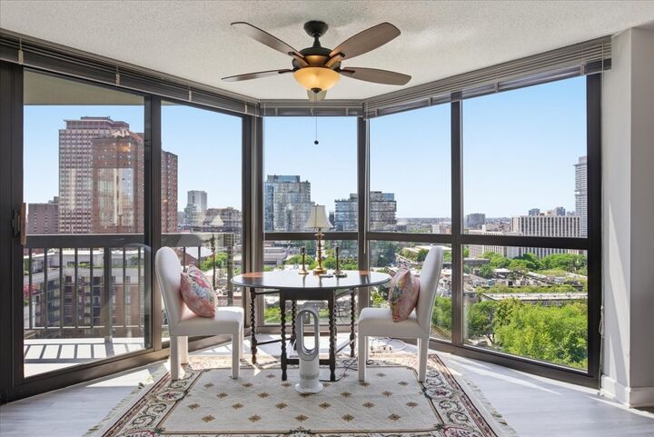 Property Photo:  33 W Delaware Place 18K  IL 60610 