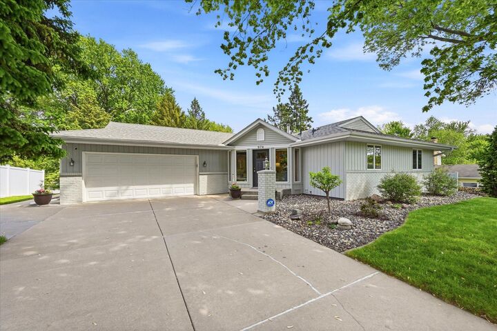 Property Photo:  974 Kohlman Lane  MN 55109 