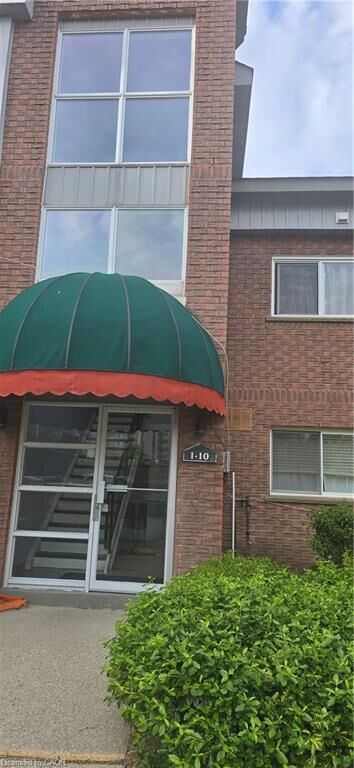 Property Photo: 3085 Kingsway Drive 6 ON N2C 2P1