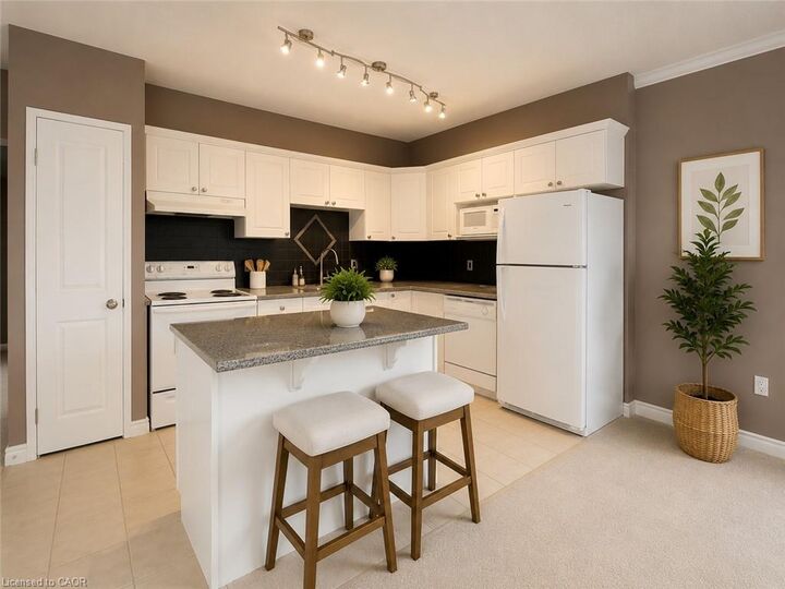 Property Photo:  255 Keats Way 606  ON N2L 6N6 