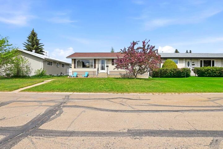 Property Photo: 4726 47 Avenue AB T4L 1T9