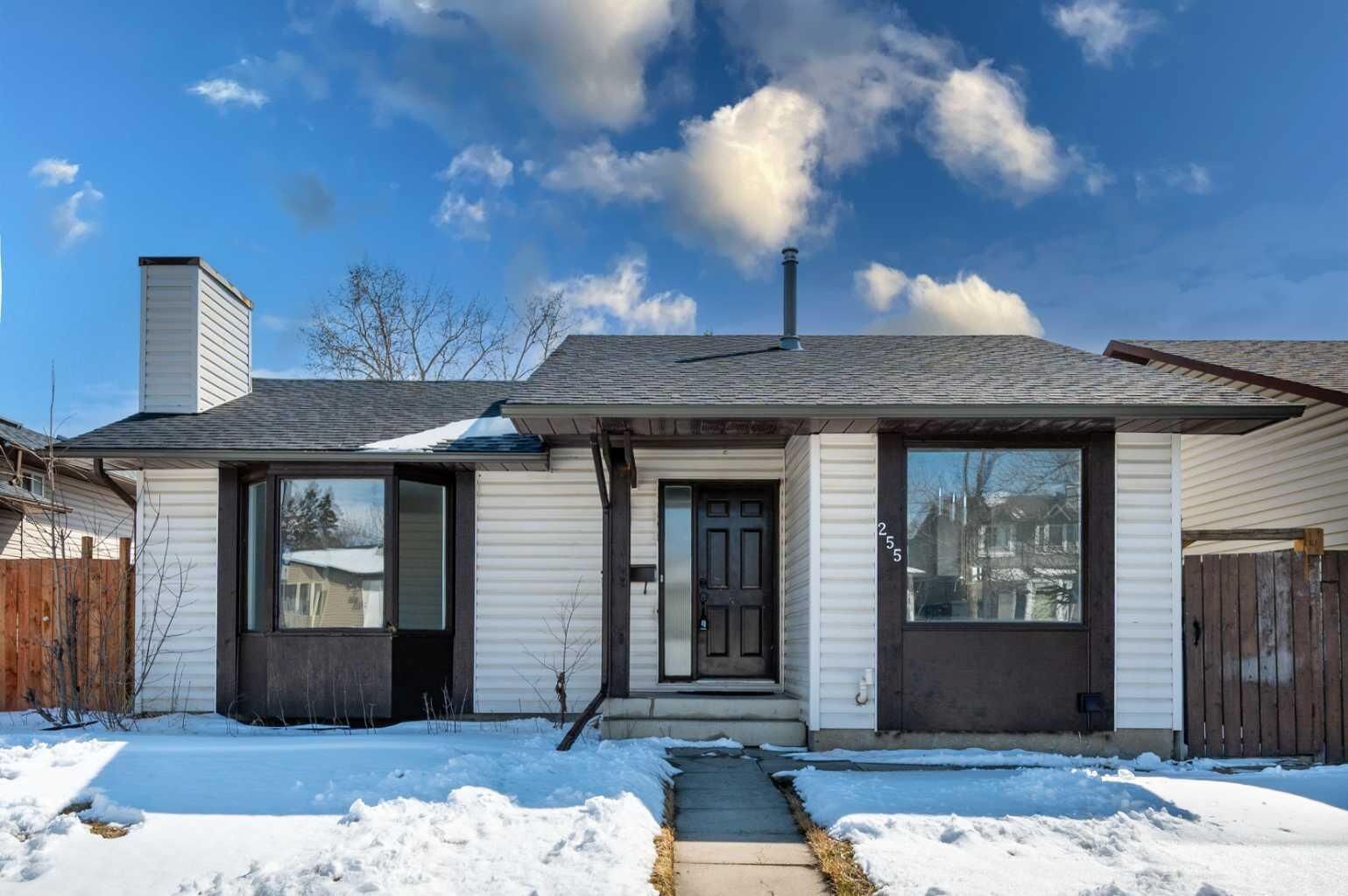 Property Photo:  255 Castleridge Drive NE  AB T3J 1P3 