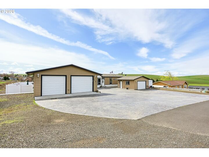 Property Photo: 420 Asher St OR 97065