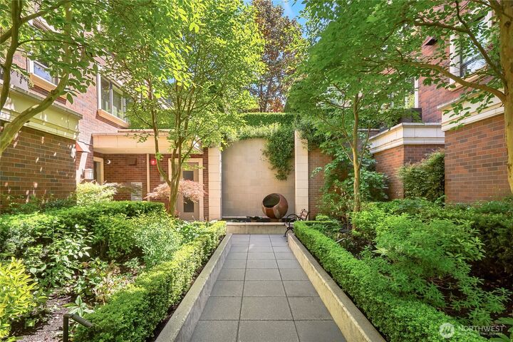 Property Photo:  1188  Harvard Avenue E 4  WA 98102 