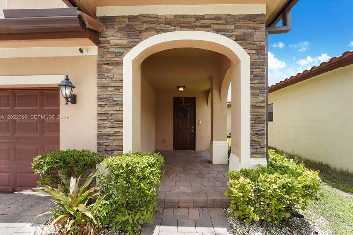 Property Photo: 589 W 34th Ter FL 33033