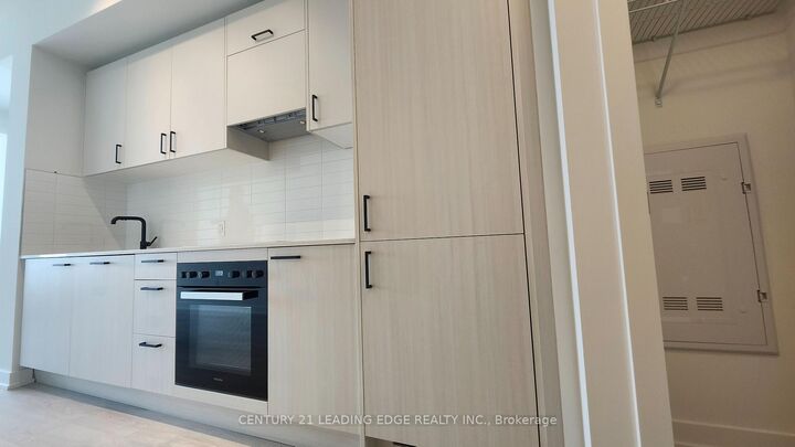 Property Photo: 5 Quarrington Lane 2808 ON M3C 1H7