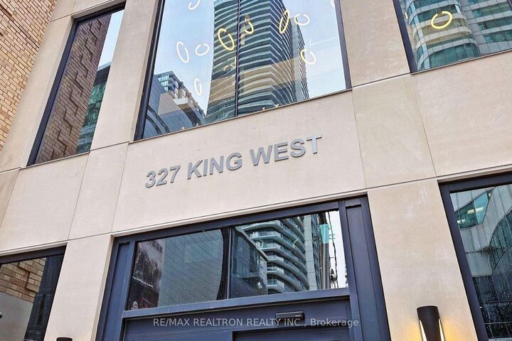 327 King Street W 4105 — photo 1