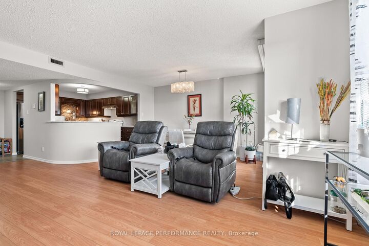 Property Photo: 200 Lafontaine Avenue Unit #407 ON K1L 8K8