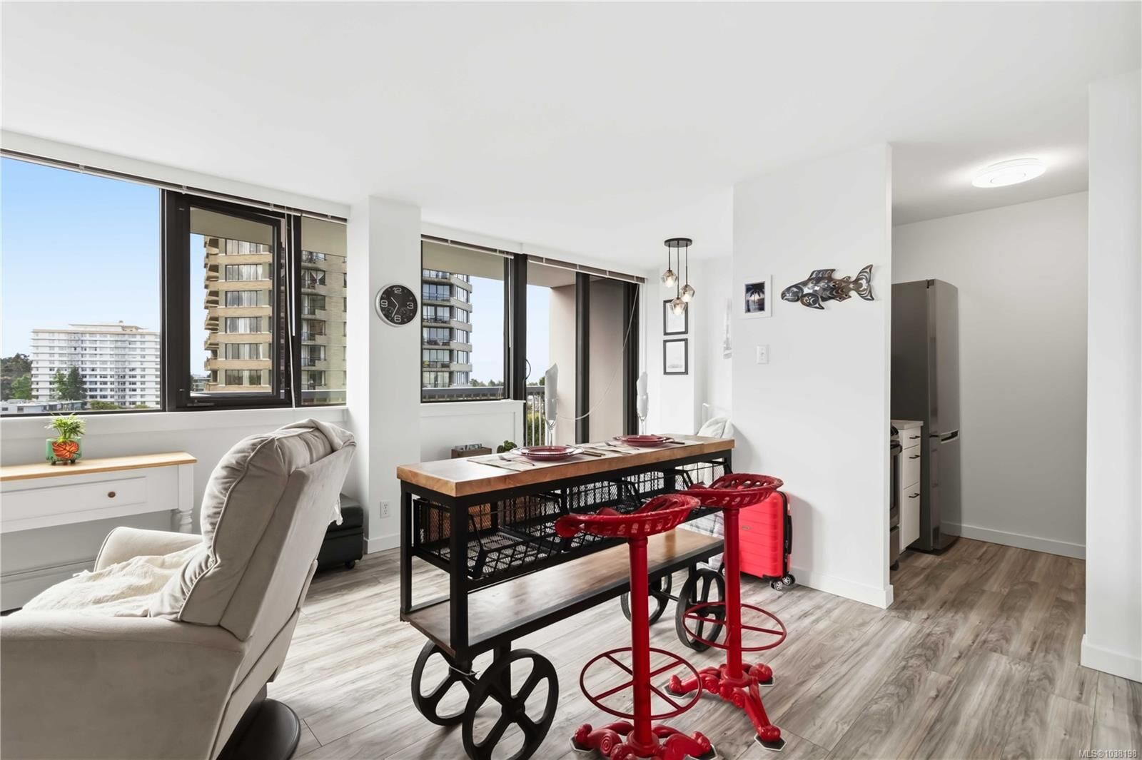 Property Photo:  647 Michigan St 1007  BC V8V 2P7 