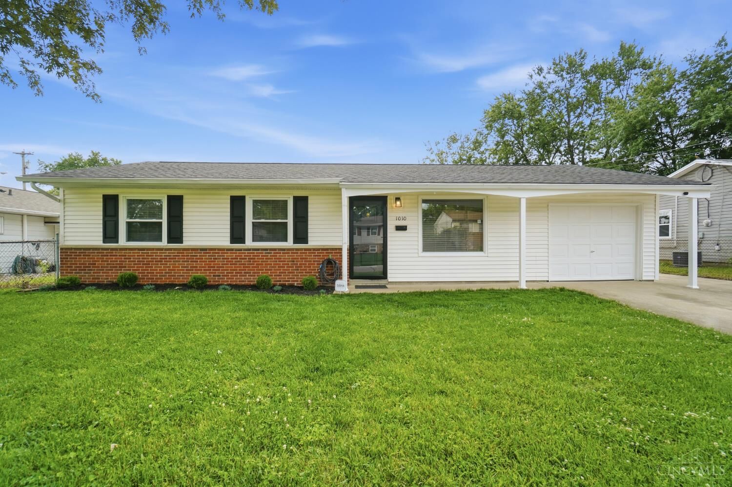 Property Photo:  1010 Stratford Place  OH 45040 