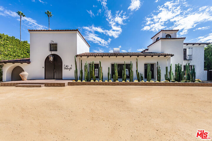 Property Photo: 820 N Roxbury Dr CA 90210