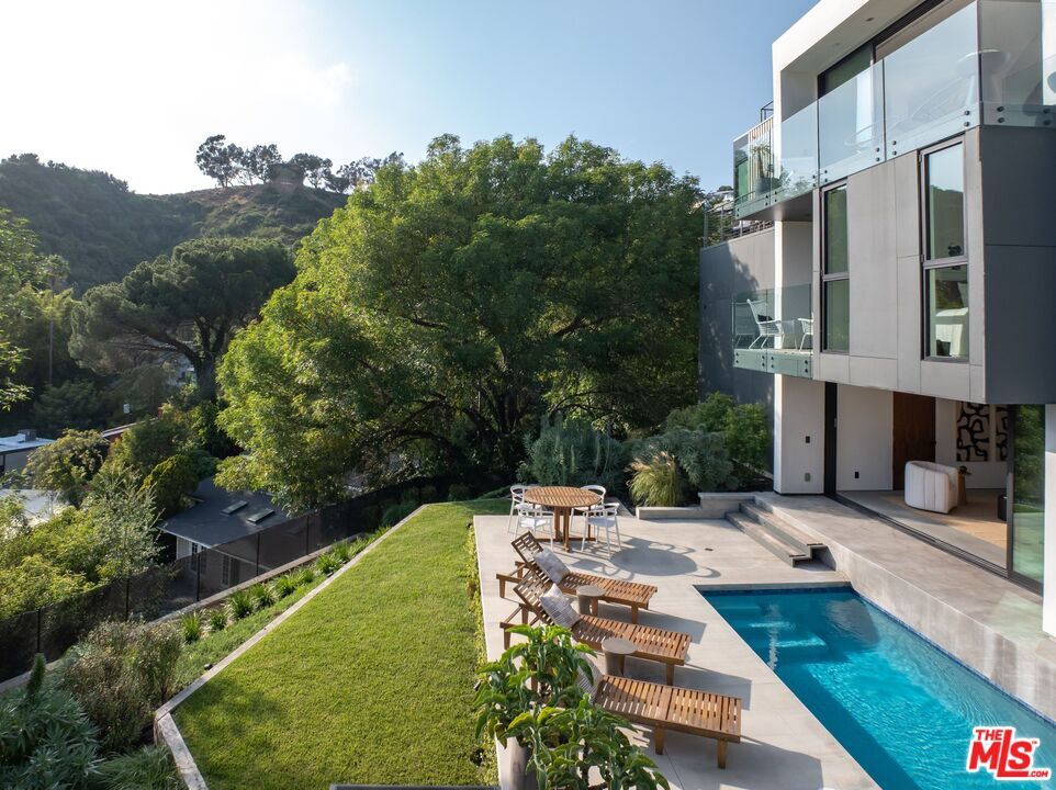 Property Photo: 2635 Hargrave Dr CA 90068