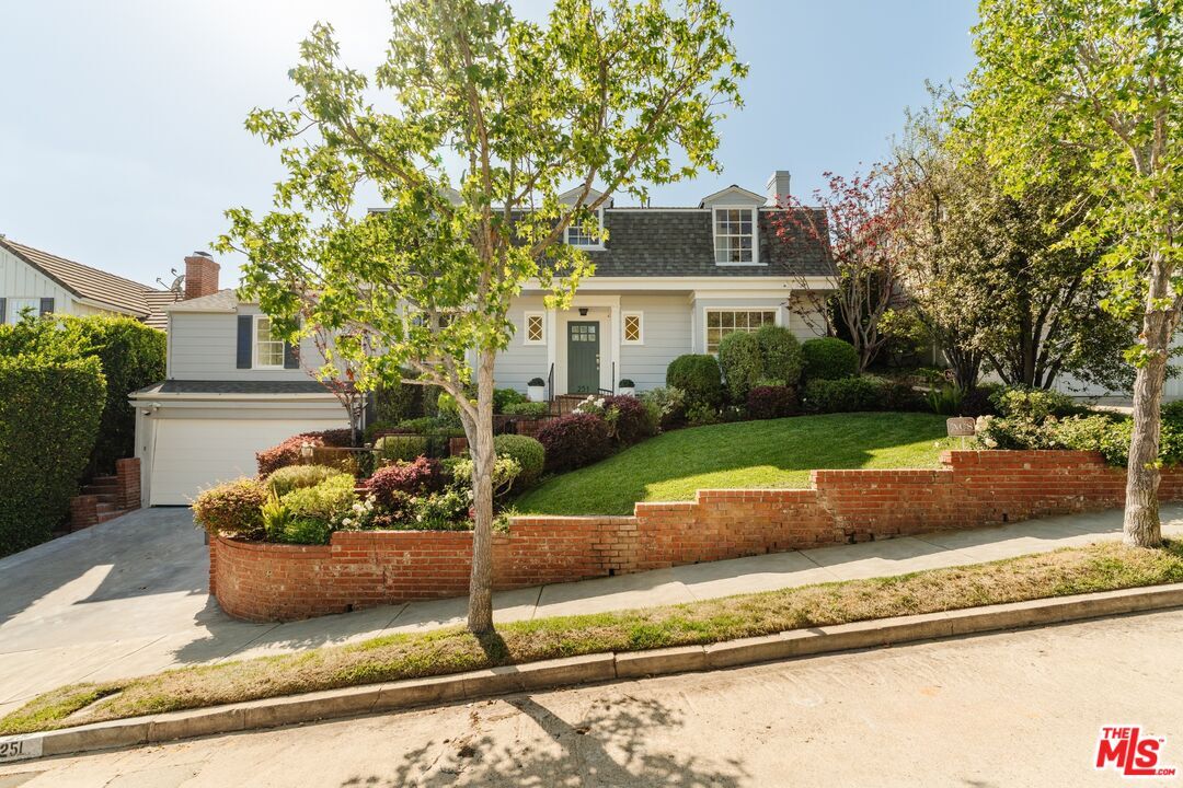 Property Photo: 251 Tavistock Ave CA 90049