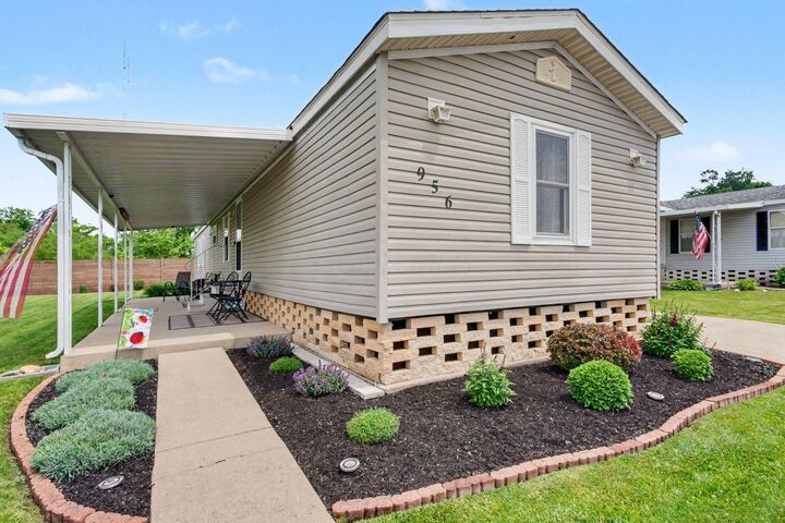 Property Photo: 956 Scarlett Lane OH 43207