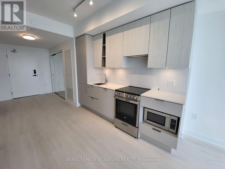 Property Photo: 3900 Confederation Parkway 4711 ON L5B 0M3