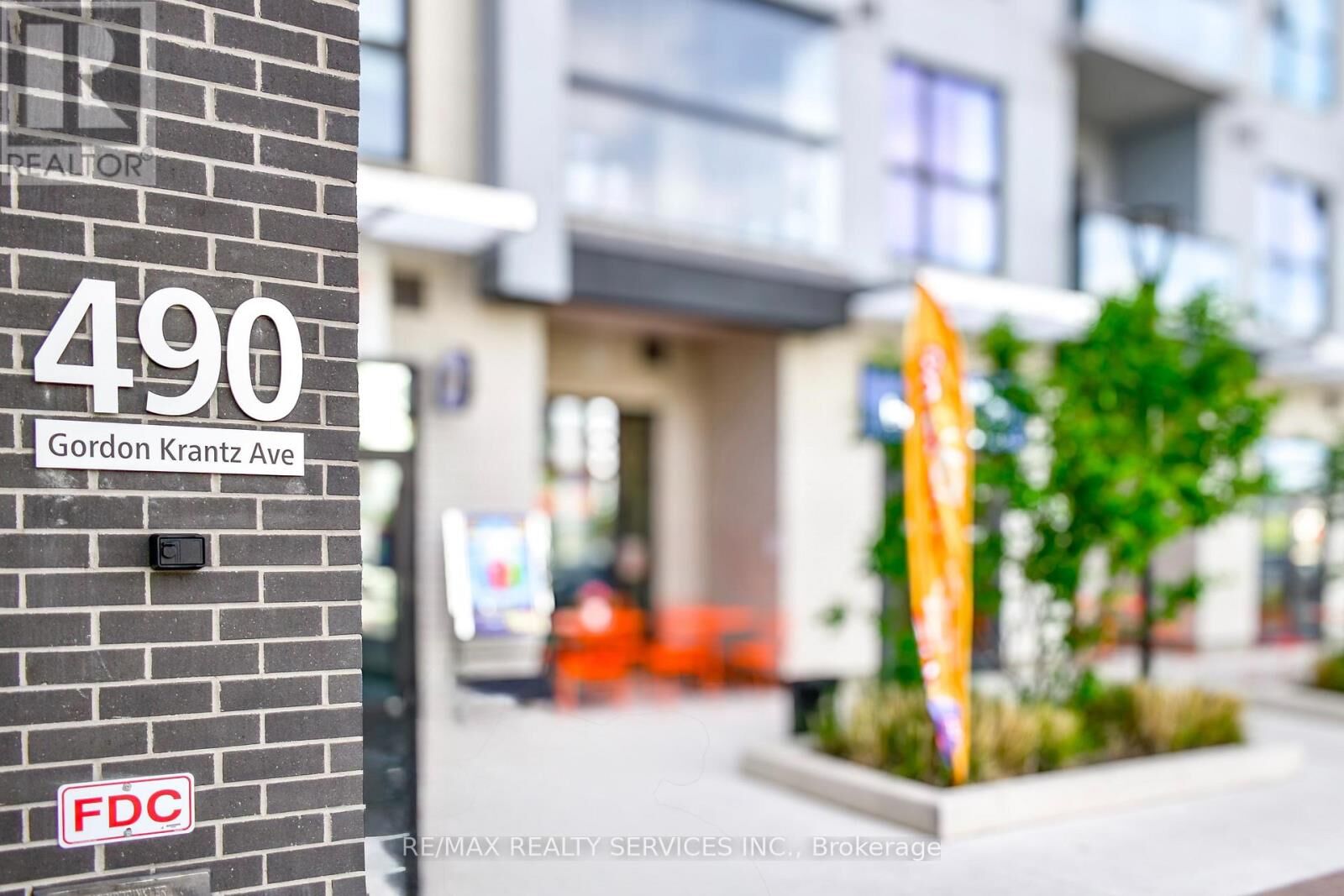 Property Photo:  490 Gordon Krantz 614  ON L9E 1Z5 