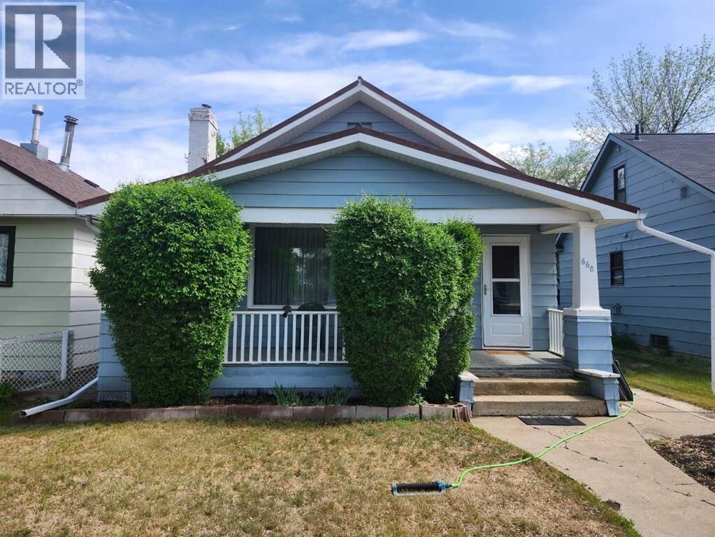 Property Photo:  660 6 Avenue East  AB T0J 0Y5 