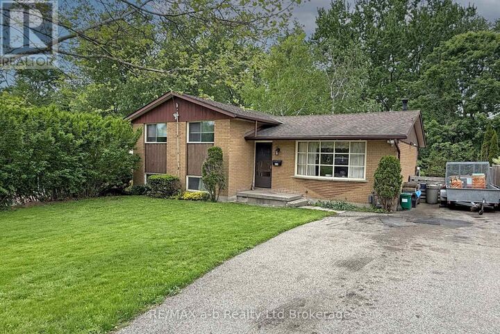 Property Photo:  213 Belgrave Street  ON N4S 7K1 