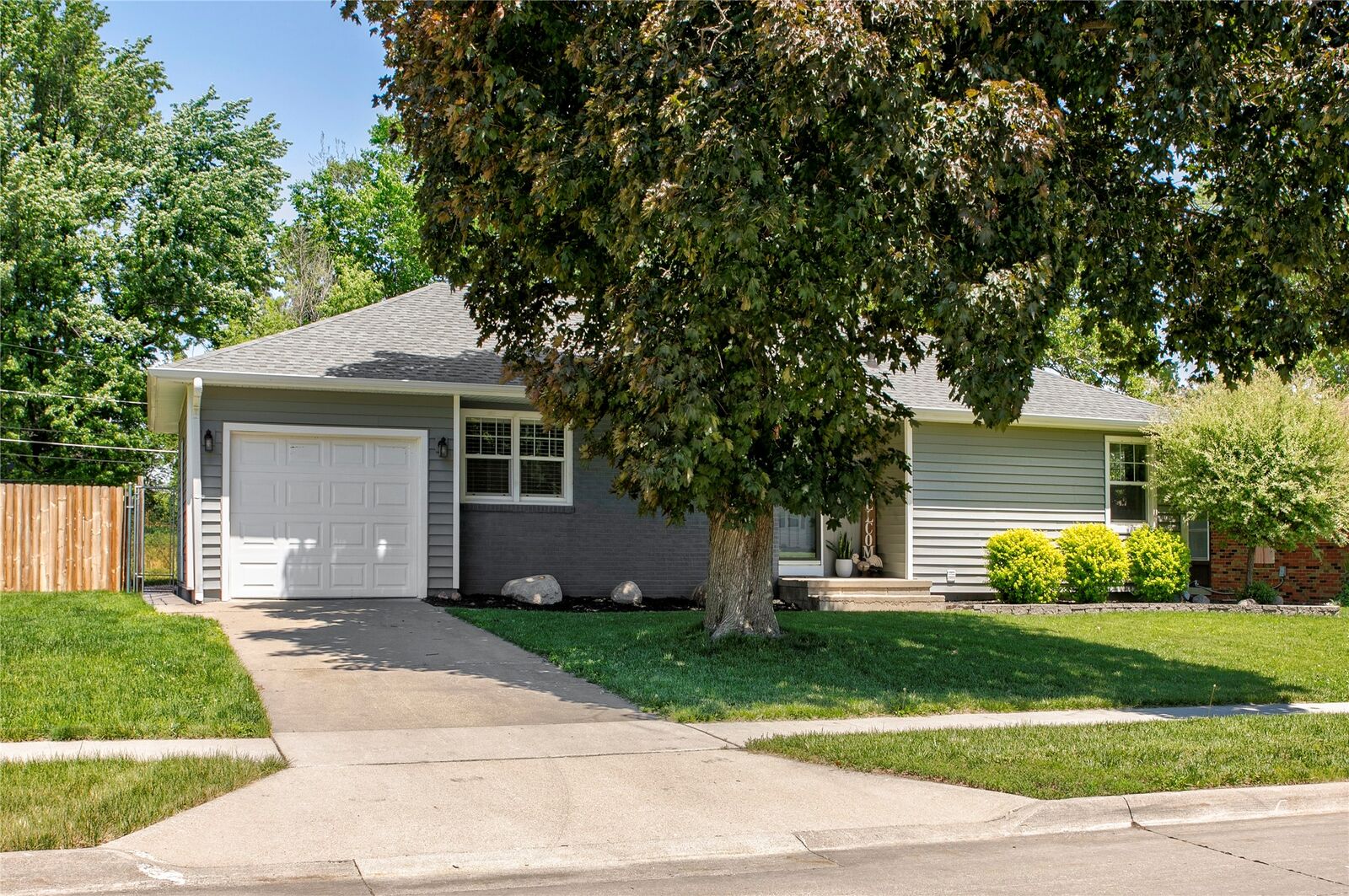 Property Photo:  314 SE East Lawn Drive  IA 50021 