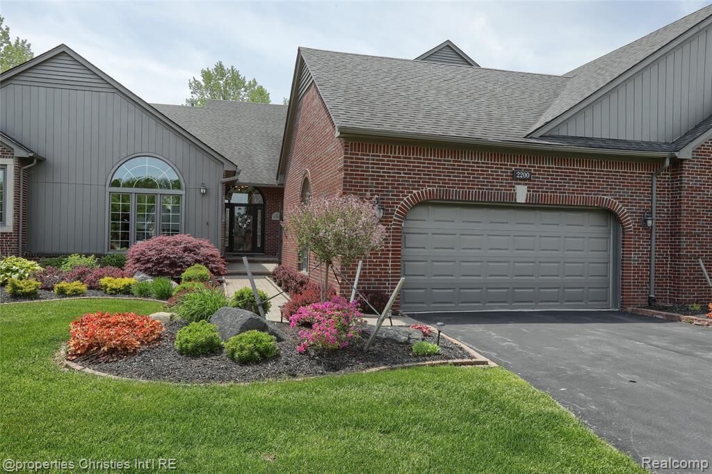 Property Photo:  2200 Barberry Drive  MI 48316 0905 
