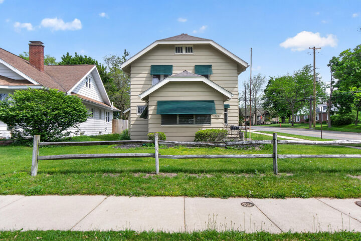 Property Photo: 802 Oakridge Drive MI 49203