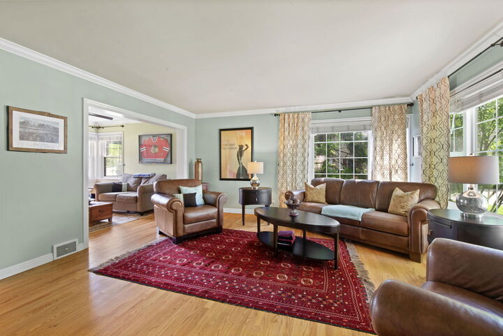 Property Photo:  2 Algonquin Road  IL 60514 