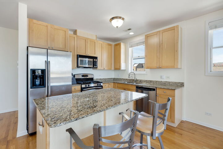 Property Photo:  934 W Cuyler Avenue 4B  IL 60613 