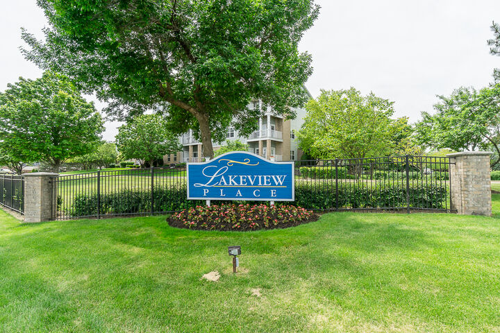 Property Photo:  1291 W Lake Street 103  IL 60101 