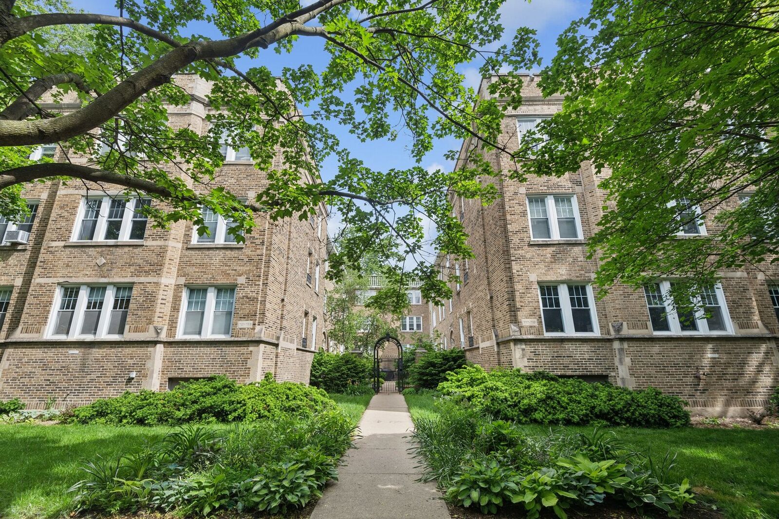 Property Photo:  717 Reba Place 2N  IL 60202 
