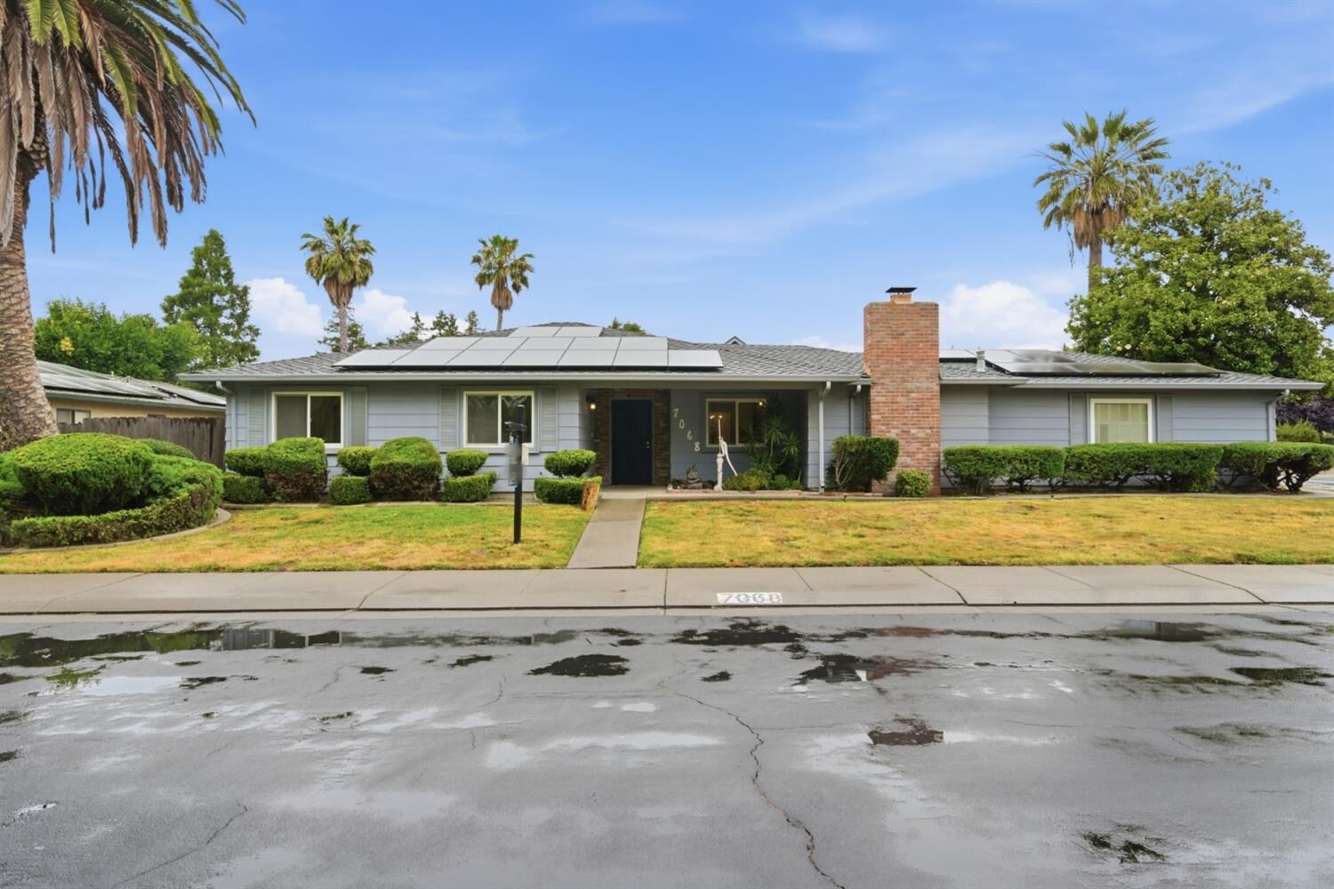 Property Photo: 7068 Bridgeport Circle CA 95207