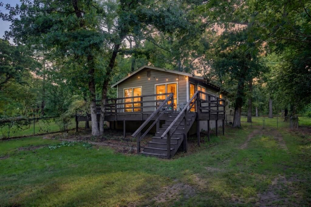 Property Photo:  1001 Leaning Oak Drive  TX 75143 